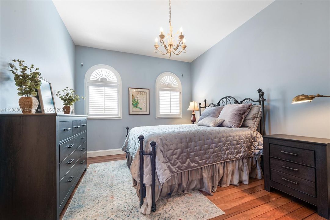 合同活跃: $11,500 (3 贝兹, 3 浴室, 3140 平方英尺)