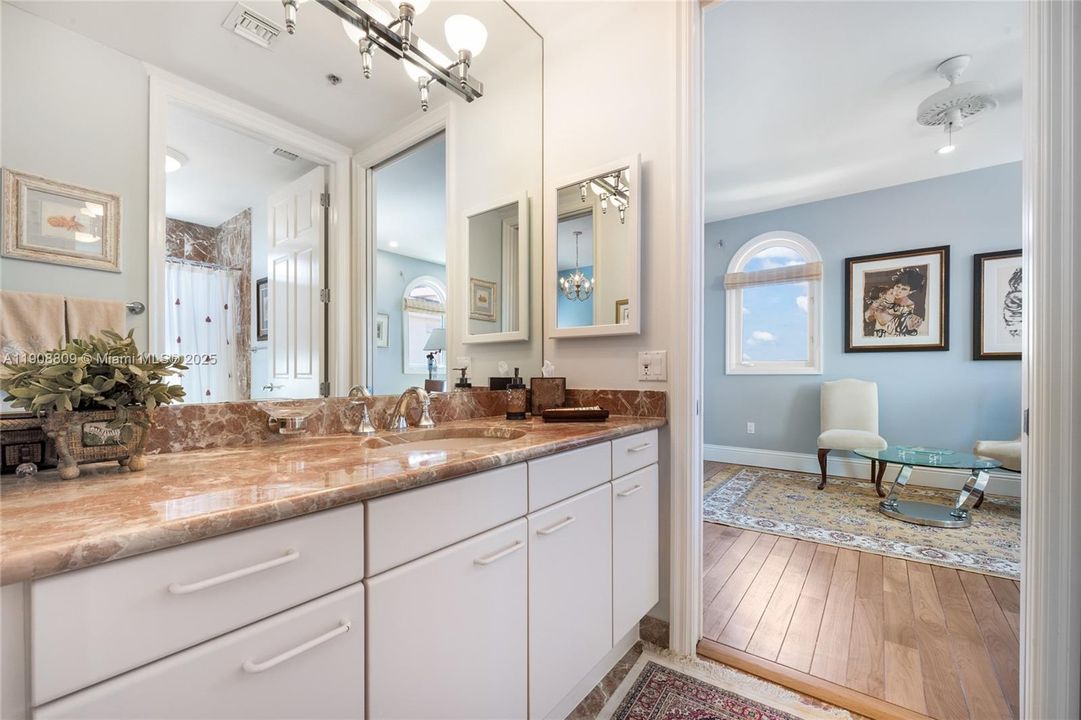 合同活跃: $11,500 (3 贝兹, 3 浴室, 3140 平方英尺)