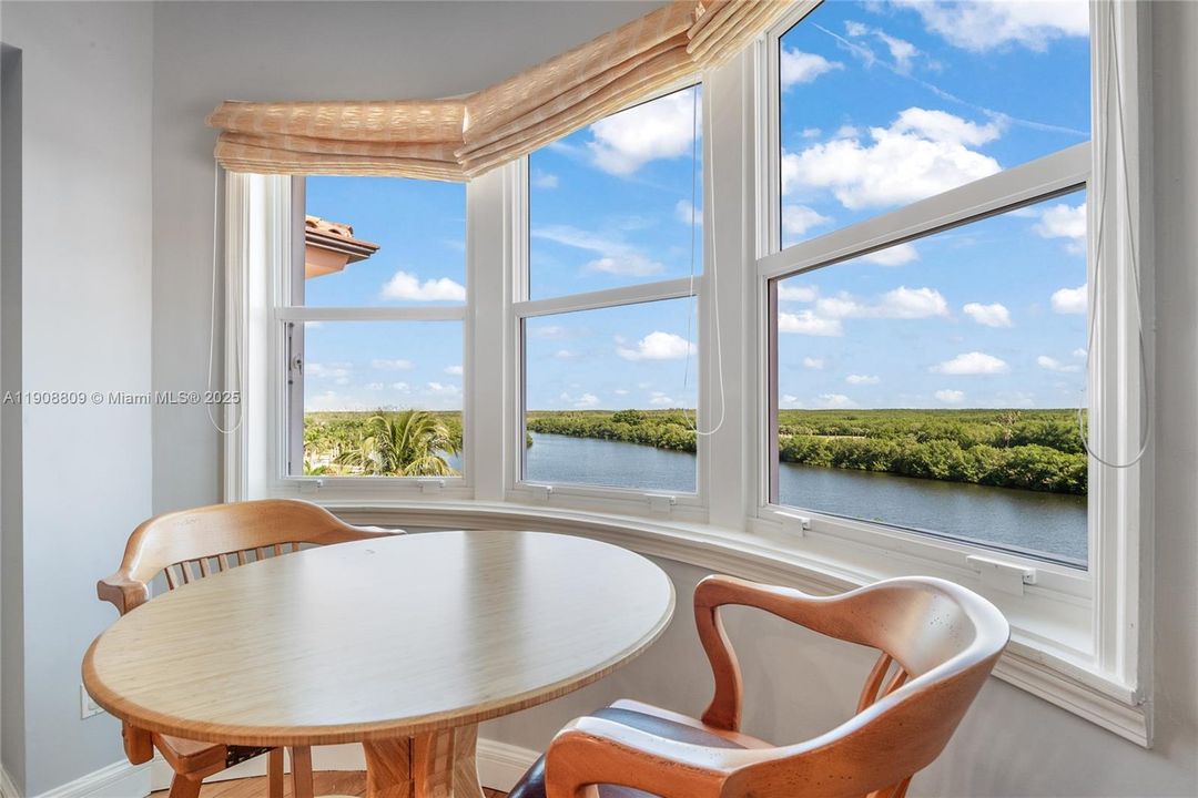 合同活跃: $11,500 (3 贝兹, 3 浴室, 3140 平方英尺)