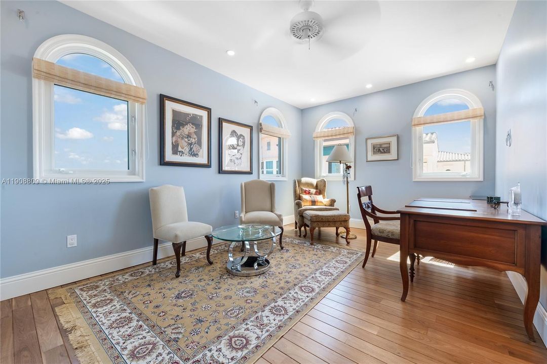 合同活跃: $11,500 (3 贝兹, 3 浴室, 3140 平方英尺)