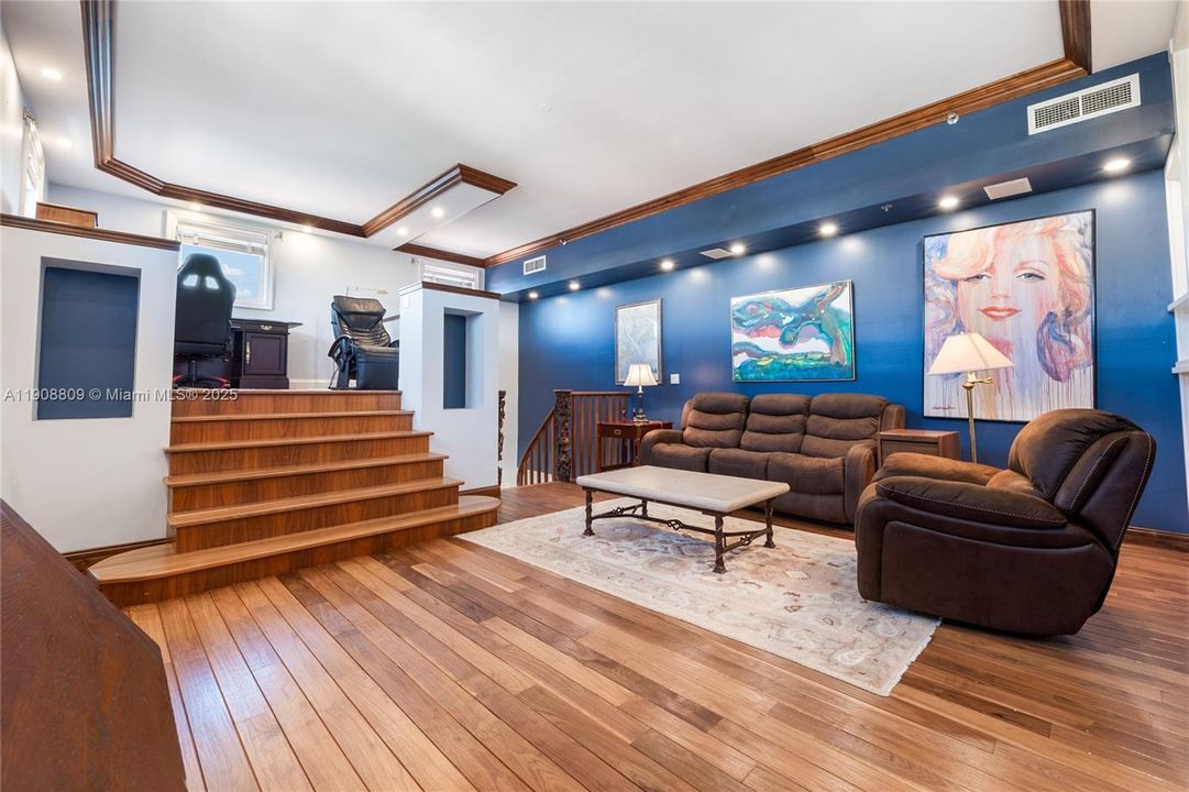 合同活跃: $11,500 (3 贝兹, 3 浴室, 3140 平方英尺)