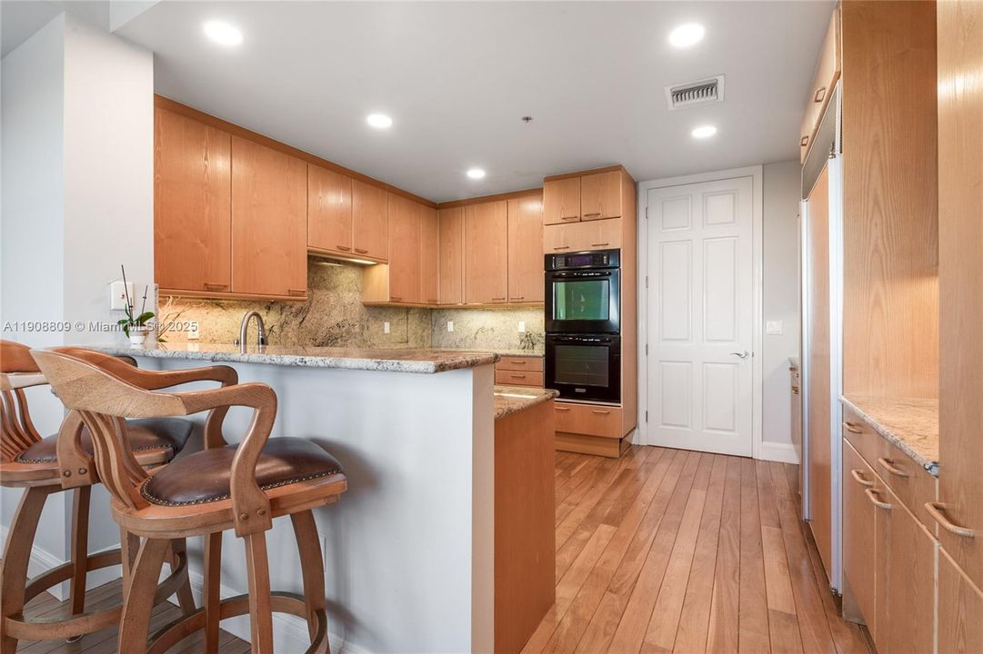 合同活跃: $11,500 (3 贝兹, 3 浴室, 3140 平方英尺)