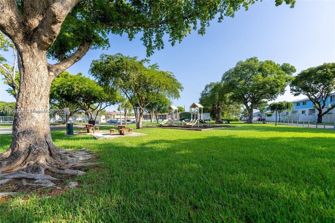 For Sale: $189,000 (1 beds, 1 baths, 670 Square Feet)