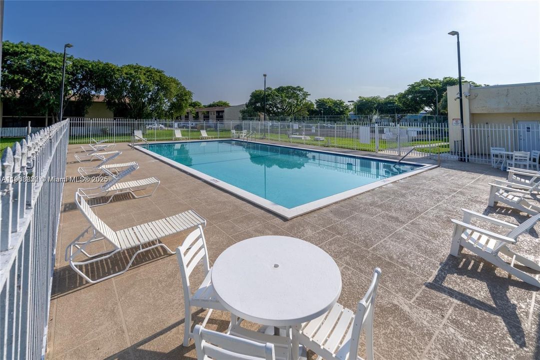 For Sale: $189,000 (1 beds, 1 baths, 670 Square Feet)