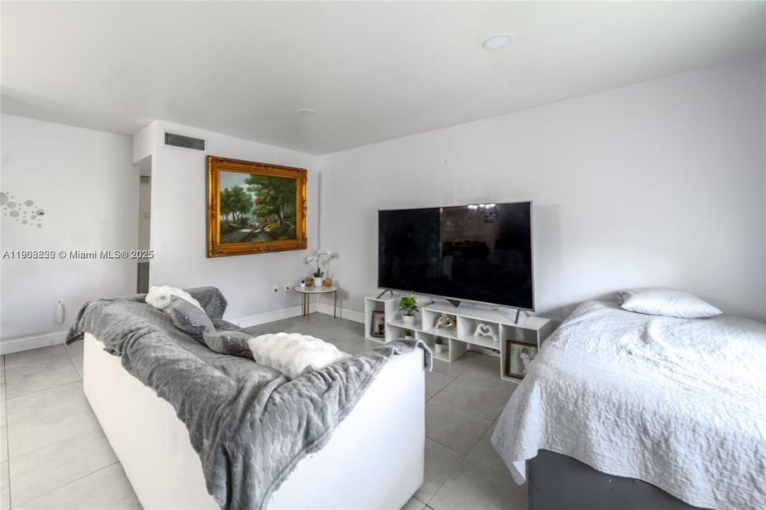 For Sale: $189,000 (1 beds, 1 baths, 670 Square Feet)