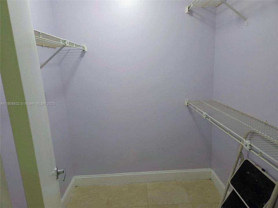 For Sale: $189,000 (1 beds, 1 baths, 670 Square Feet)