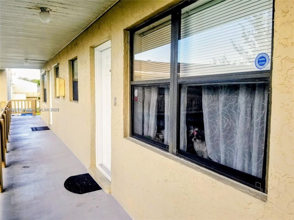 For Sale: $189,000 (1 beds, 1 baths, 670 Square Feet)