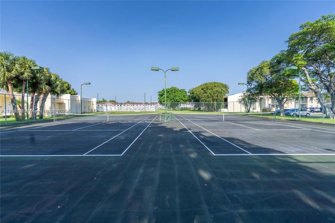 For Sale: $189,000 (1 beds, 1 baths, 670 Square Feet)