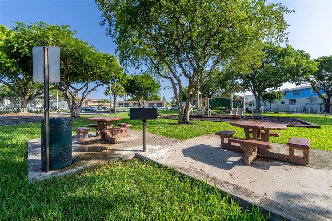 For Sale: $189,000 (1 beds, 1 baths, 670 Square Feet)