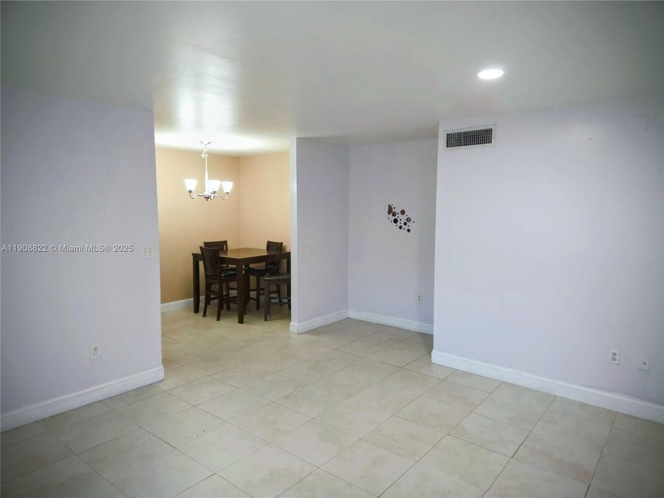 For Sale: $189,000 (1 beds, 1 baths, 670 Square Feet)