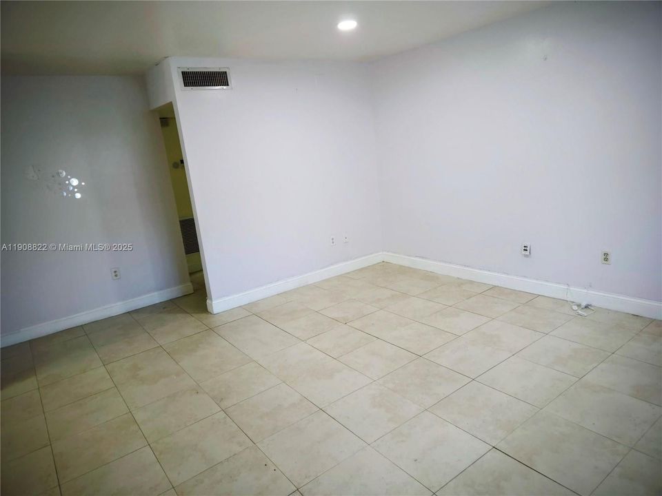 For Sale: $189,000 (1 beds, 1 baths, 670 Square Feet)