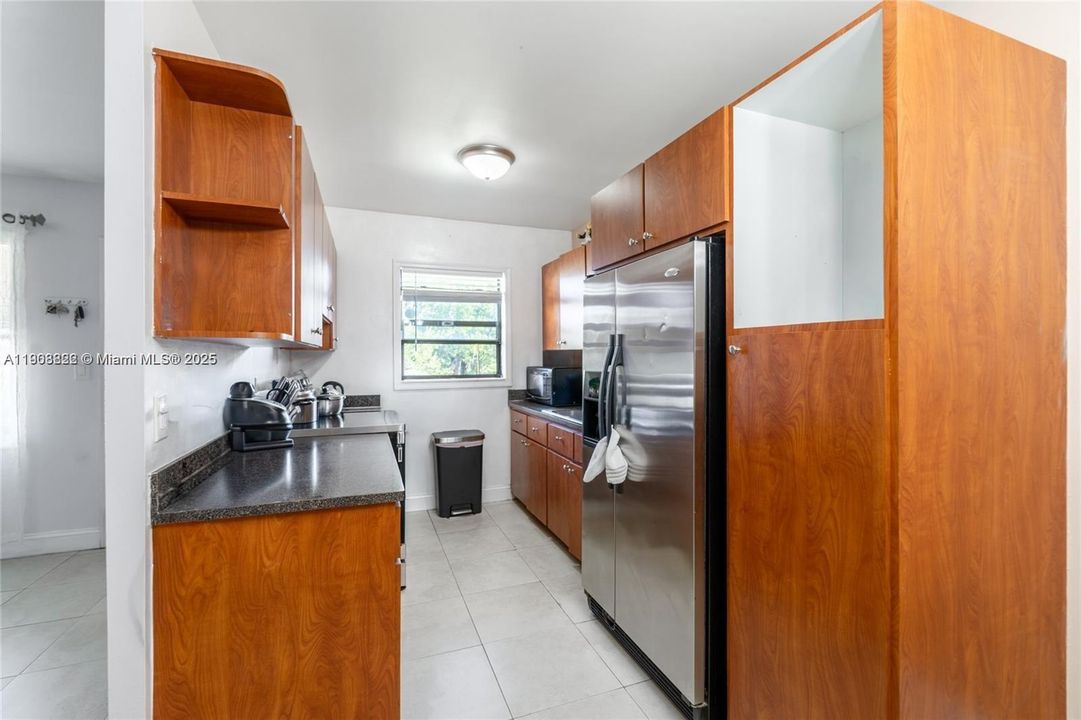 For Sale: $189,000 (1 beds, 1 baths, 670 Square Feet)