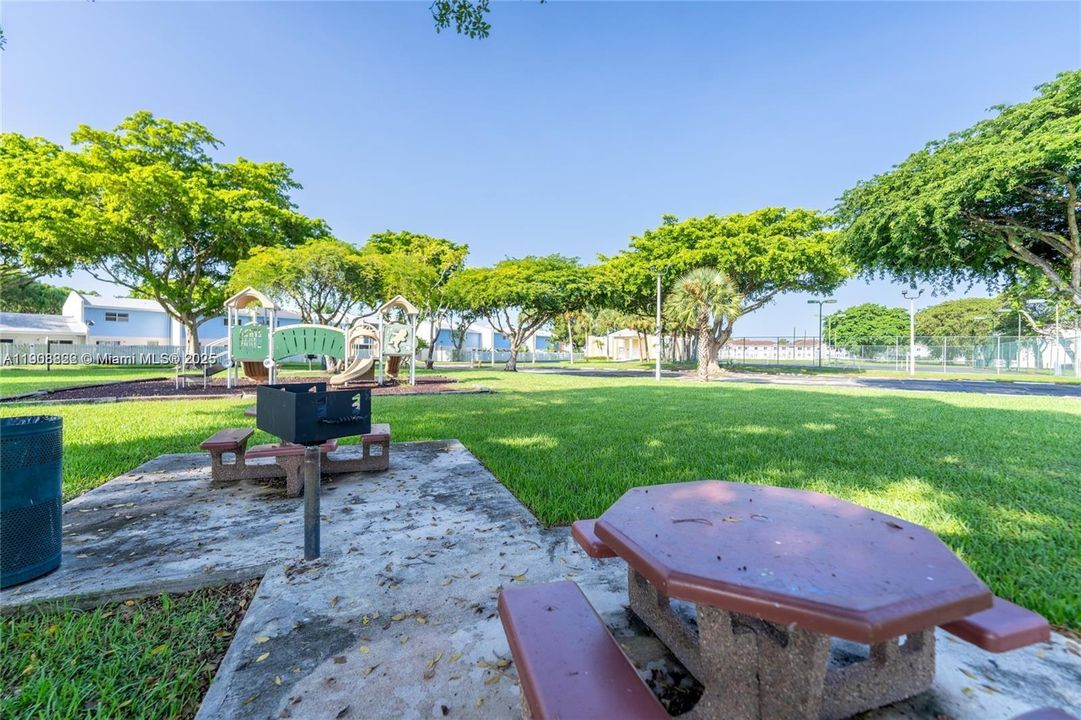 For Sale: $189,000 (1 beds, 1 baths, 670 Square Feet)