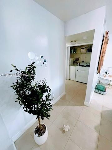 For Sale: $189,000 (1 beds, 1 baths, 670 Square Feet)