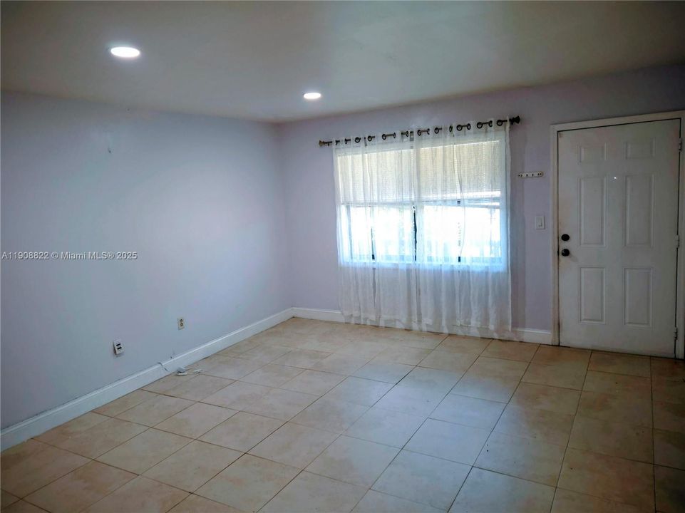 For Sale: $189,000 (1 beds, 1 baths, 670 Square Feet)