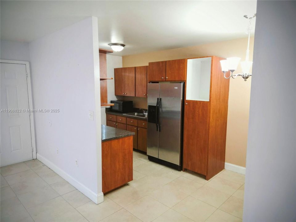 For Sale: $189,000 (1 beds, 1 baths, 670 Square Feet)
