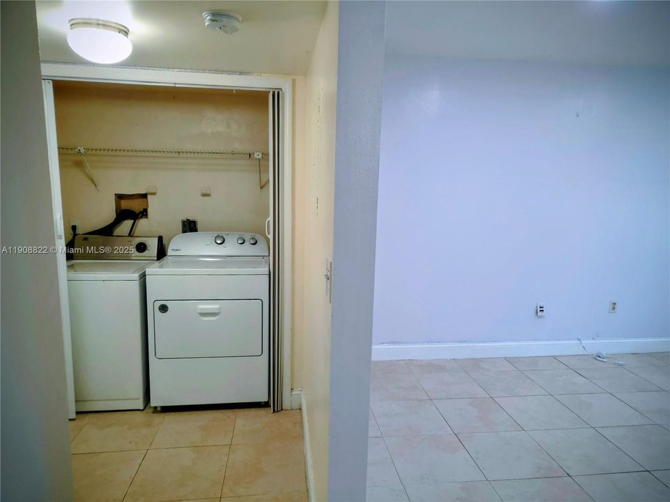 For Sale: $189,000 (1 beds, 1 baths, 670 Square Feet)