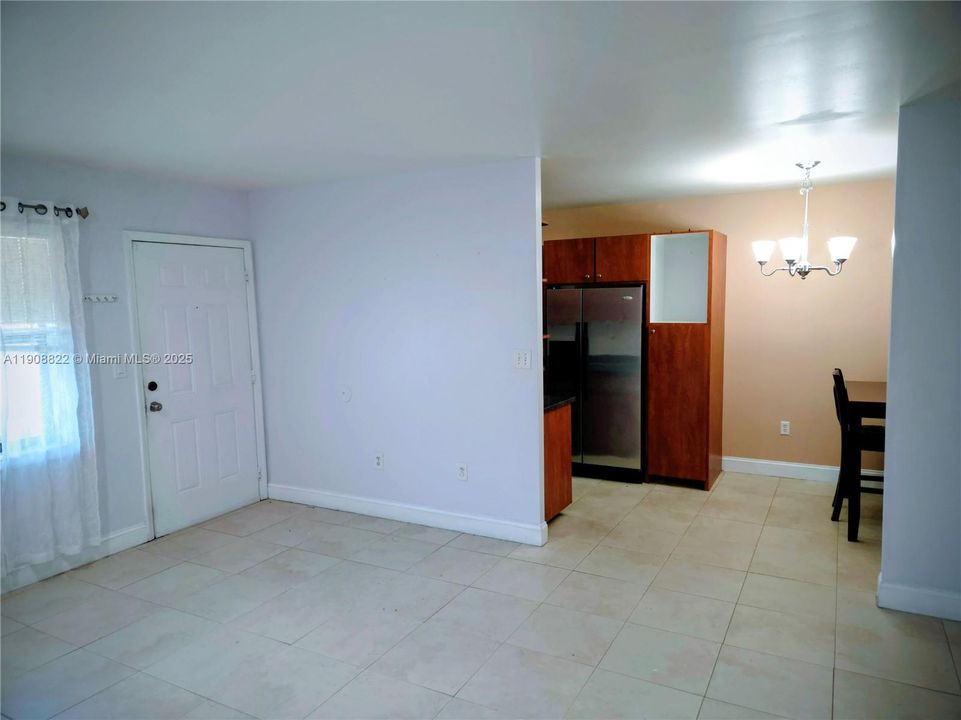 For Sale: $189,000 (1 beds, 1 baths, 670 Square Feet)