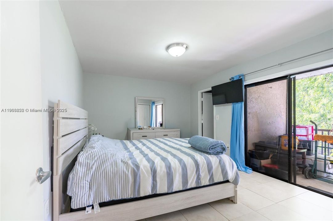 For Sale: $189,000 (1 beds, 1 baths, 670 Square Feet)