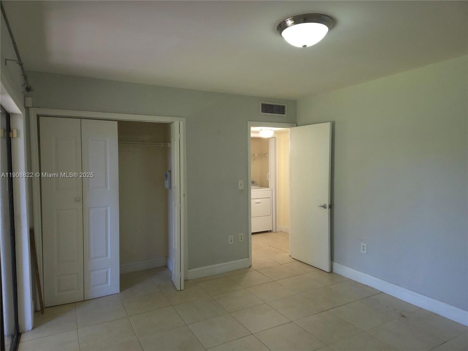 For Sale: $189,000 (1 beds, 1 baths, 670 Square Feet)