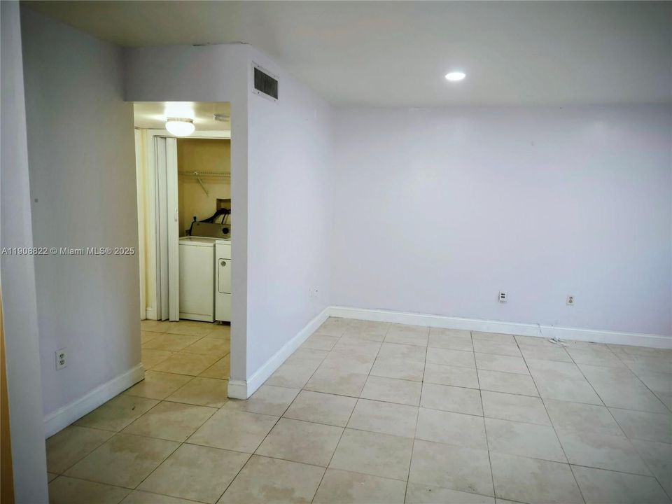For Sale: $189,000 (1 beds, 1 baths, 670 Square Feet)