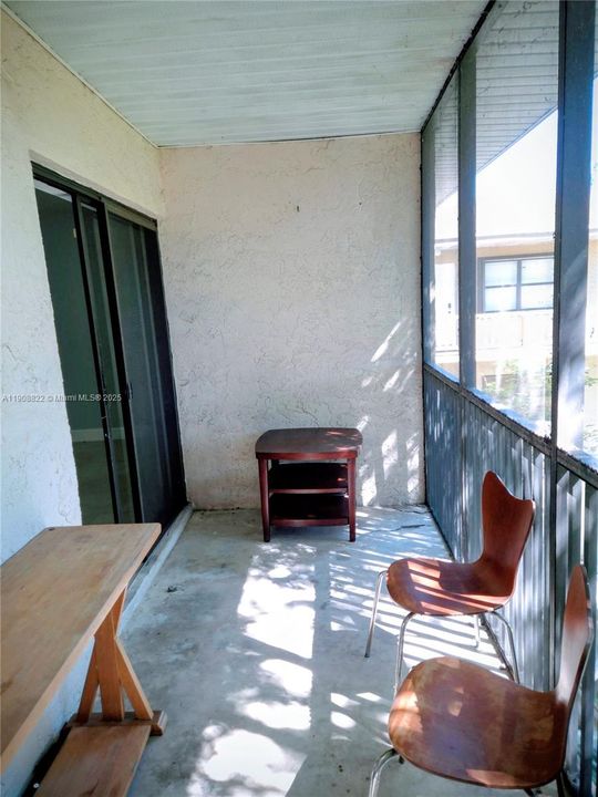 For Sale: $189,000 (1 beds, 1 baths, 670 Square Feet)