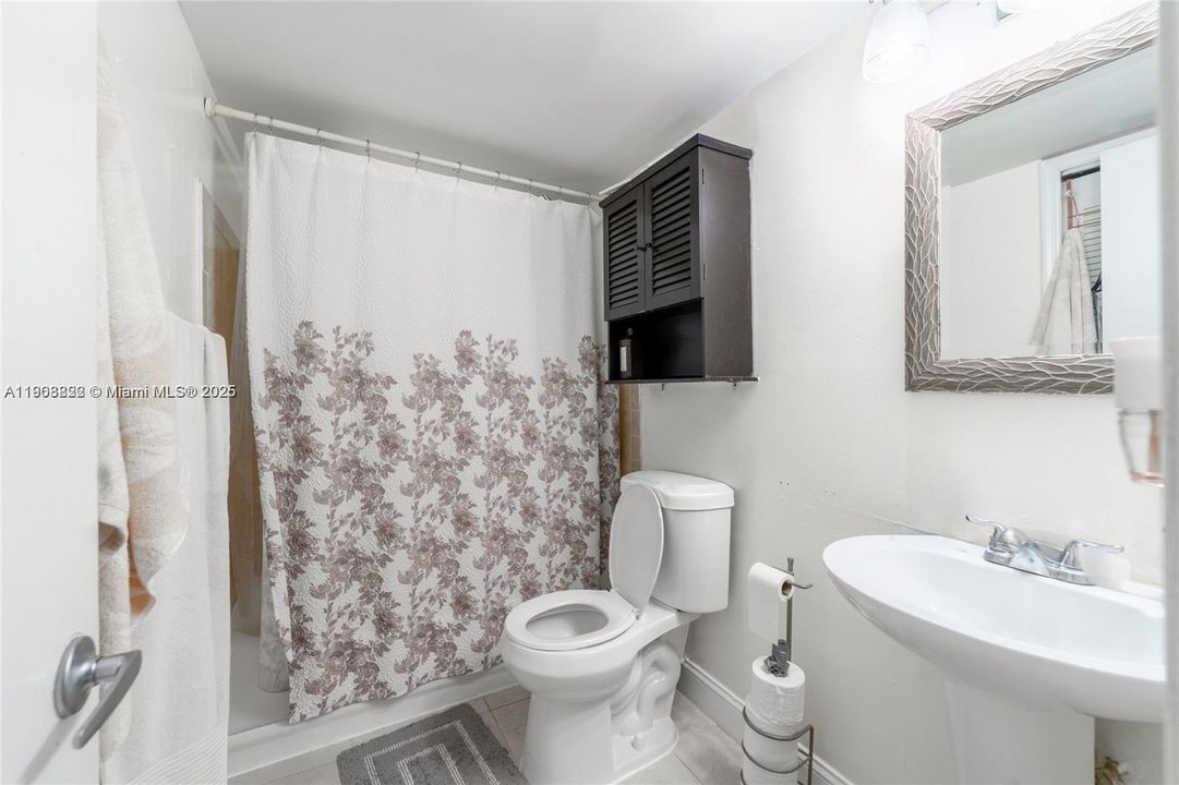 For Sale: $189,000 (1 beds, 1 baths, 670 Square Feet)