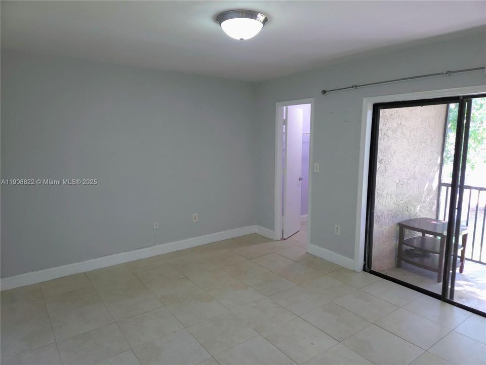 For Sale: $189,000 (1 beds, 1 baths, 670 Square Feet)