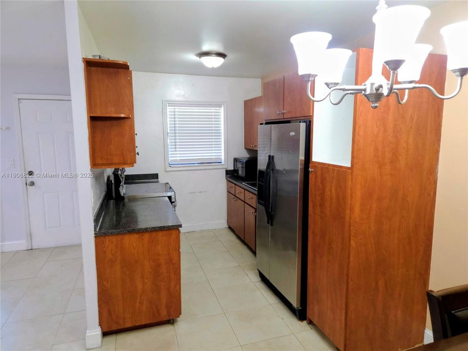 For Sale: $189,000 (1 beds, 1 baths, 670 Square Feet)