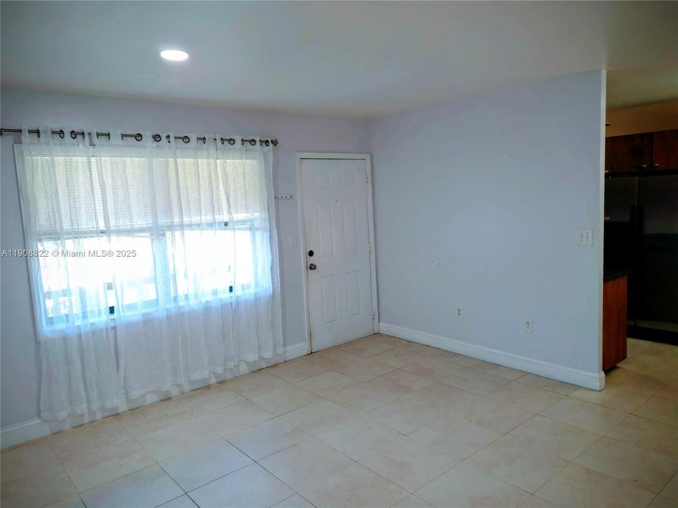 For Sale: $189,000 (1 beds, 1 baths, 670 Square Feet)