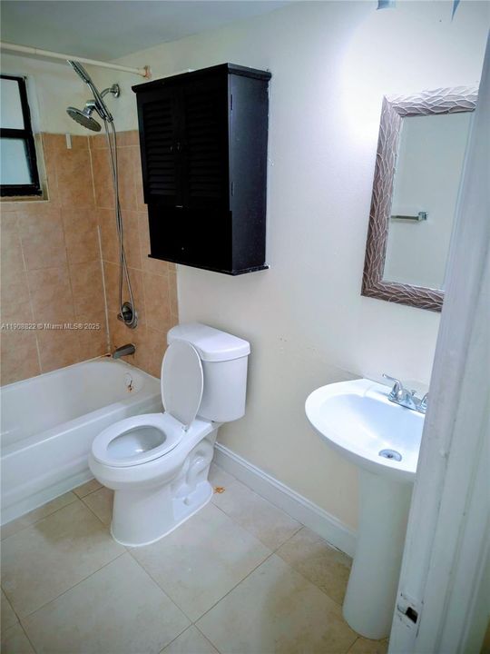 For Sale: $189,000 (1 beds, 1 baths, 670 Square Feet)