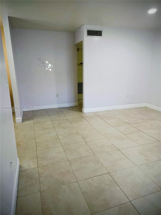 For Sale: $189,000 (1 beds, 1 baths, 670 Square Feet)