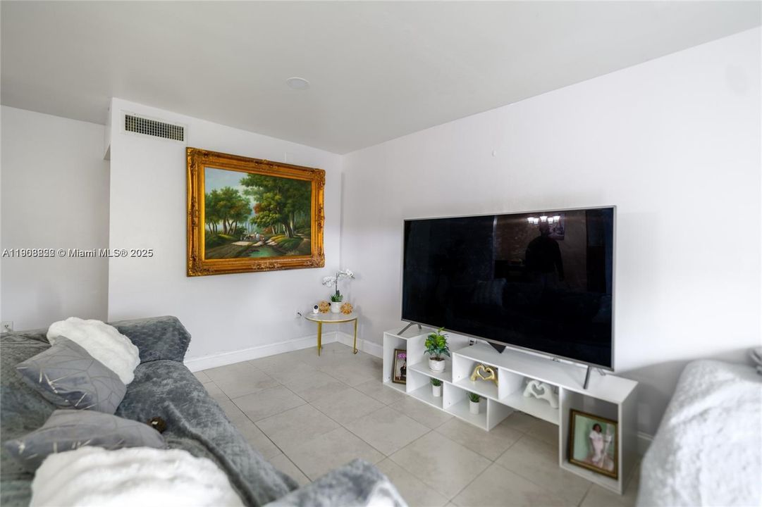 For Sale: $189,000 (1 beds, 1 baths, 670 Square Feet)