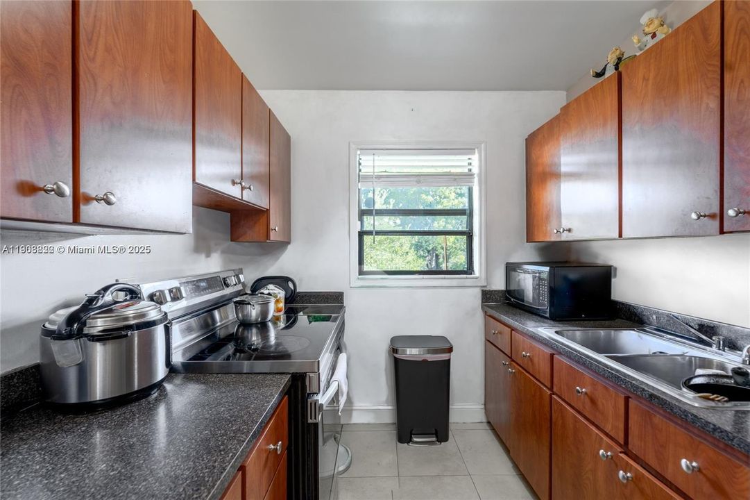 For Sale: $189,000 (1 beds, 1 baths, 670 Square Feet)