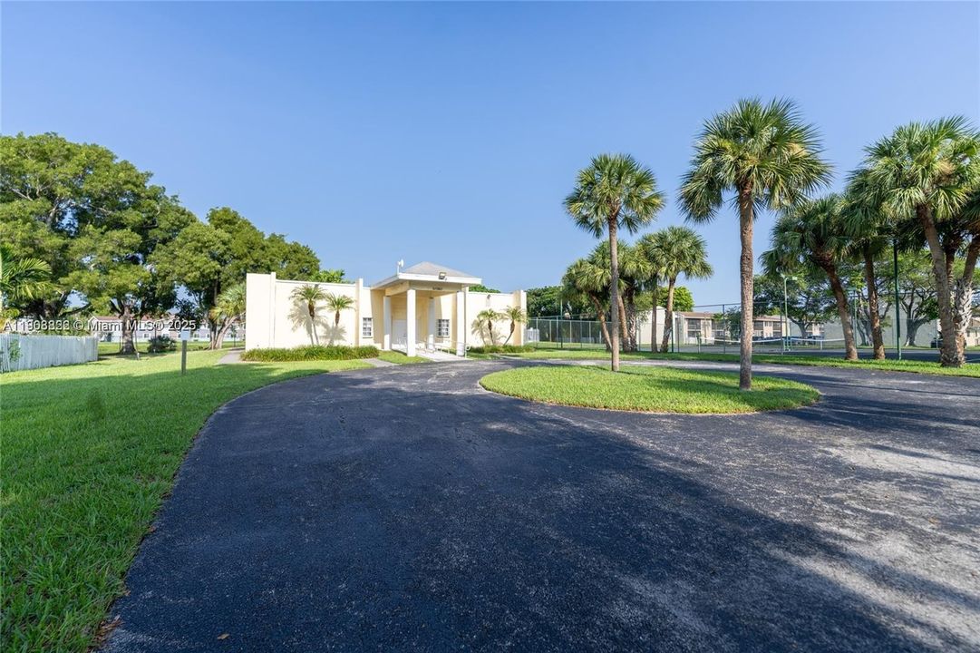 For Sale: $189,000 (1 beds, 1 baths, 670 Square Feet)