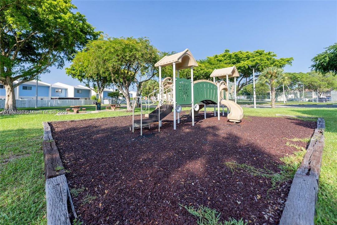 For Sale: $189,000 (1 beds, 1 baths, 670 Square Feet)