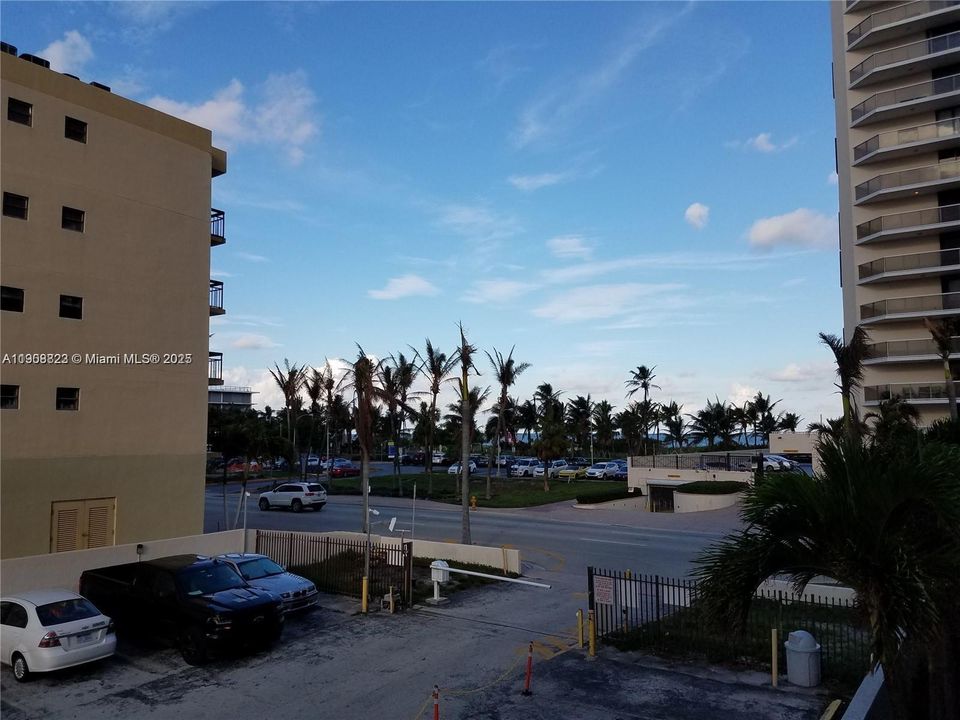 Active With Contract: $270,000 (1 beds, 1 baths, 765 Square Feet)