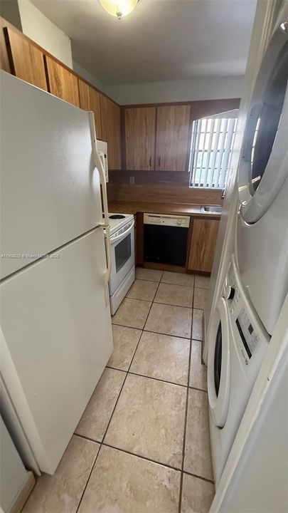 Active With Contract: $270,000 (1 beds, 1 baths, 765 Square Feet)