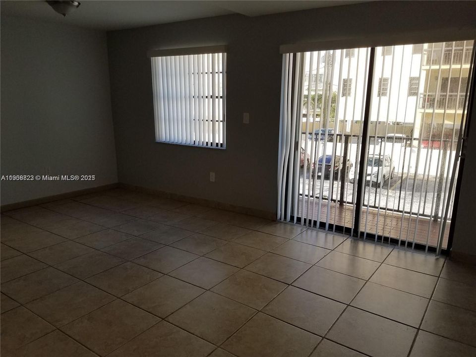 Active With Contract: $270,000 (1 beds, 1 baths, 765 Square Feet)