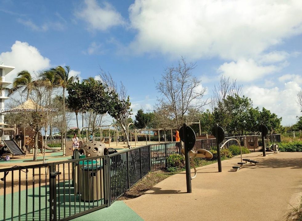 Active With Contract: $270,000 (1 beds, 1 baths, 765 Square Feet)