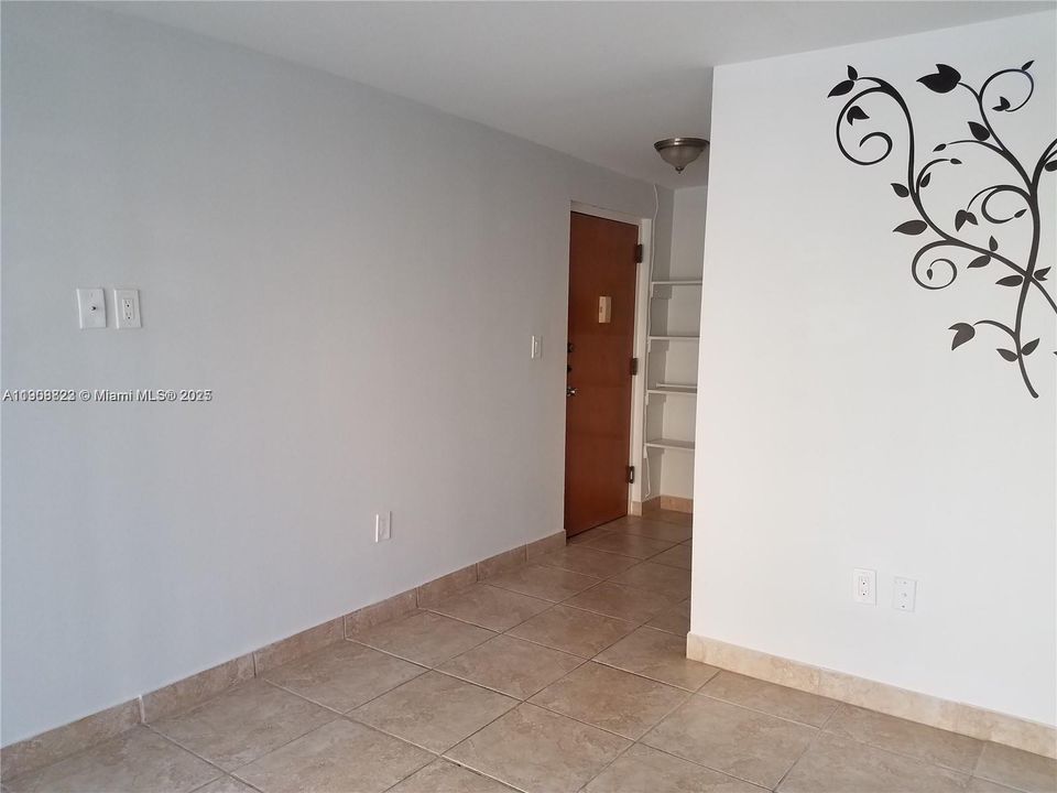 Active With Contract: $270,000 (1 beds, 1 baths, 765 Square Feet)