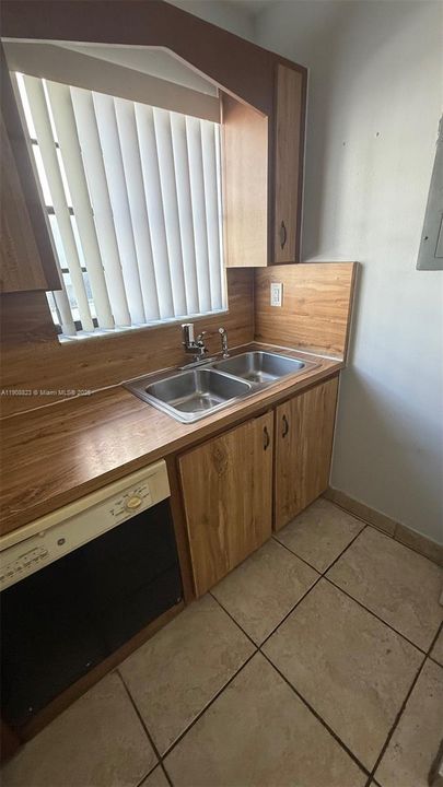 Active With Contract: $270,000 (1 beds, 1 baths, 765 Square Feet)