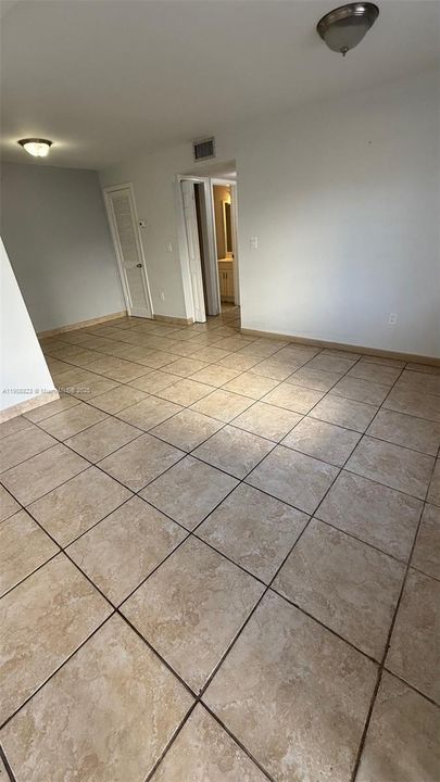 Active With Contract: $270,000 (1 beds, 1 baths, 765 Square Feet)