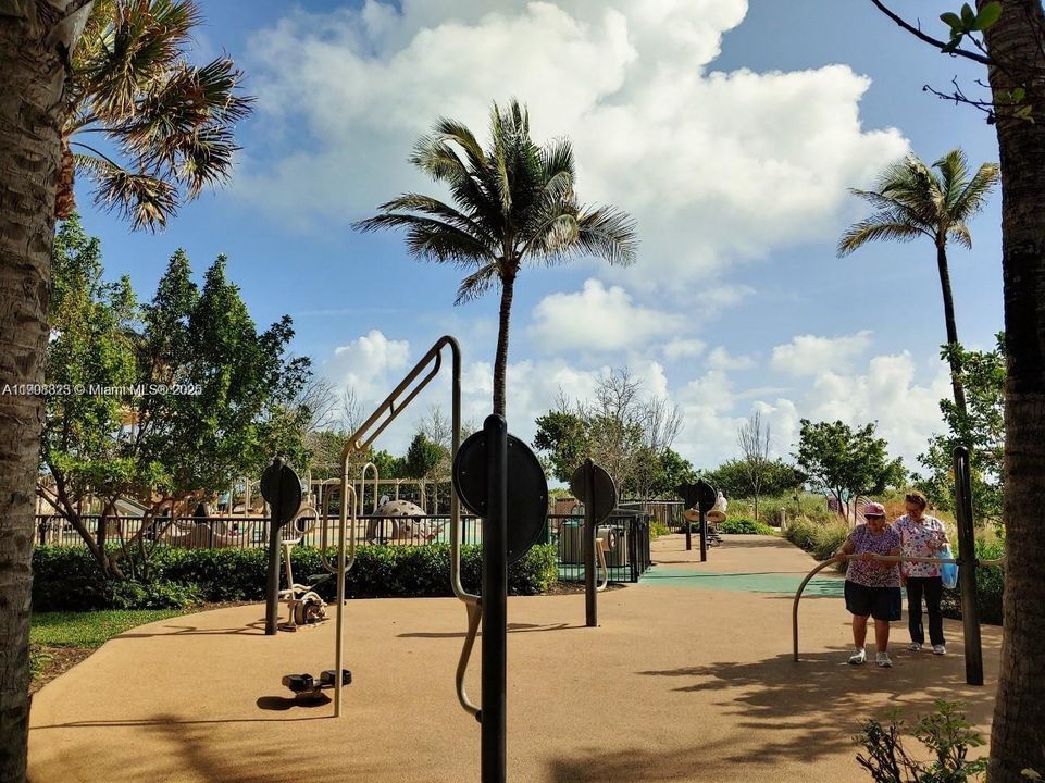 Active With Contract: $270,000 (1 beds, 1 baths, 765 Square Feet)