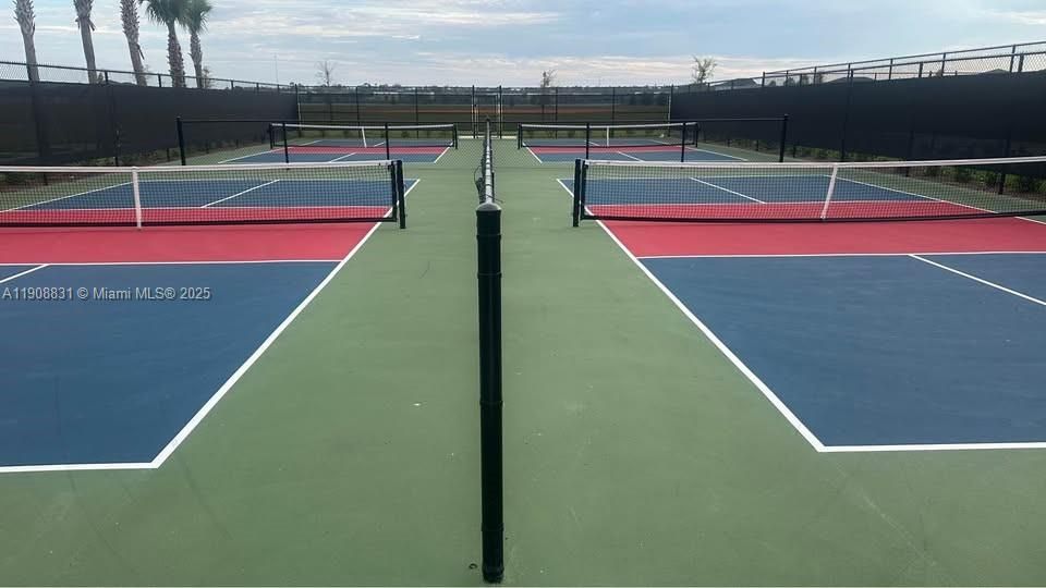 最近租的: $2,400 (4 贝兹, 3 浴室, 0 平方英尺)