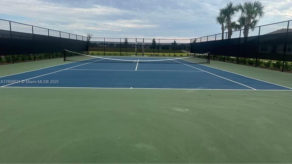 最近租的: $2,400 (4 贝兹, 3 浴室, 0 平方英尺)