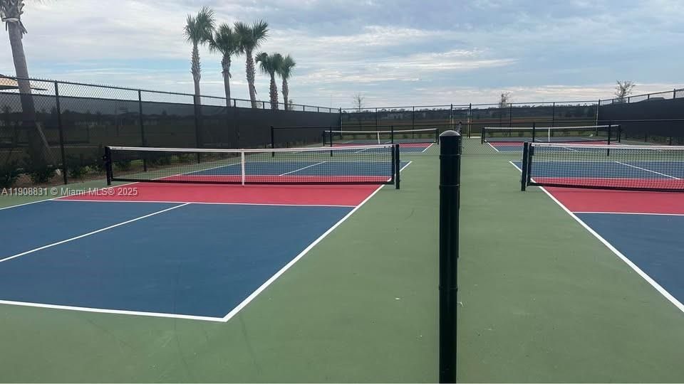 最近租的: $2,400 (4 贝兹, 3 浴室, 0 平方英尺)