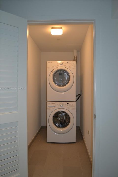 Active With Contract: $6,000 (2 beds, 2 baths, 1370 Square Feet)