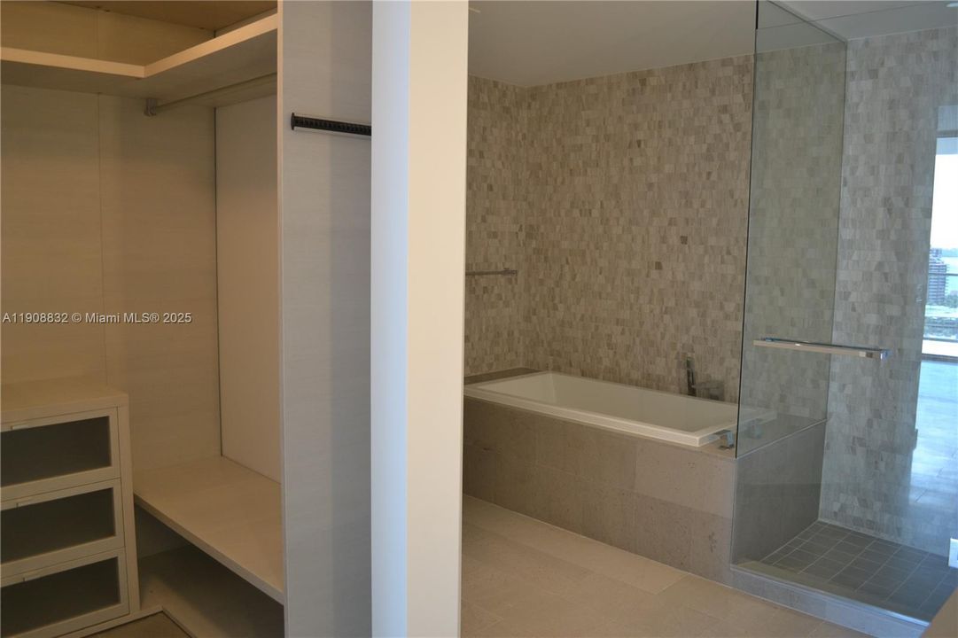 Active With Contract: $6,000 (2 beds, 2 baths, 1370 Square Feet)