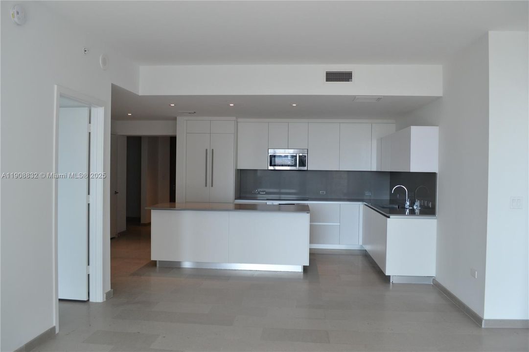 Active With Contract: $6,000 (2 beds, 2 baths, 1370 Square Feet)